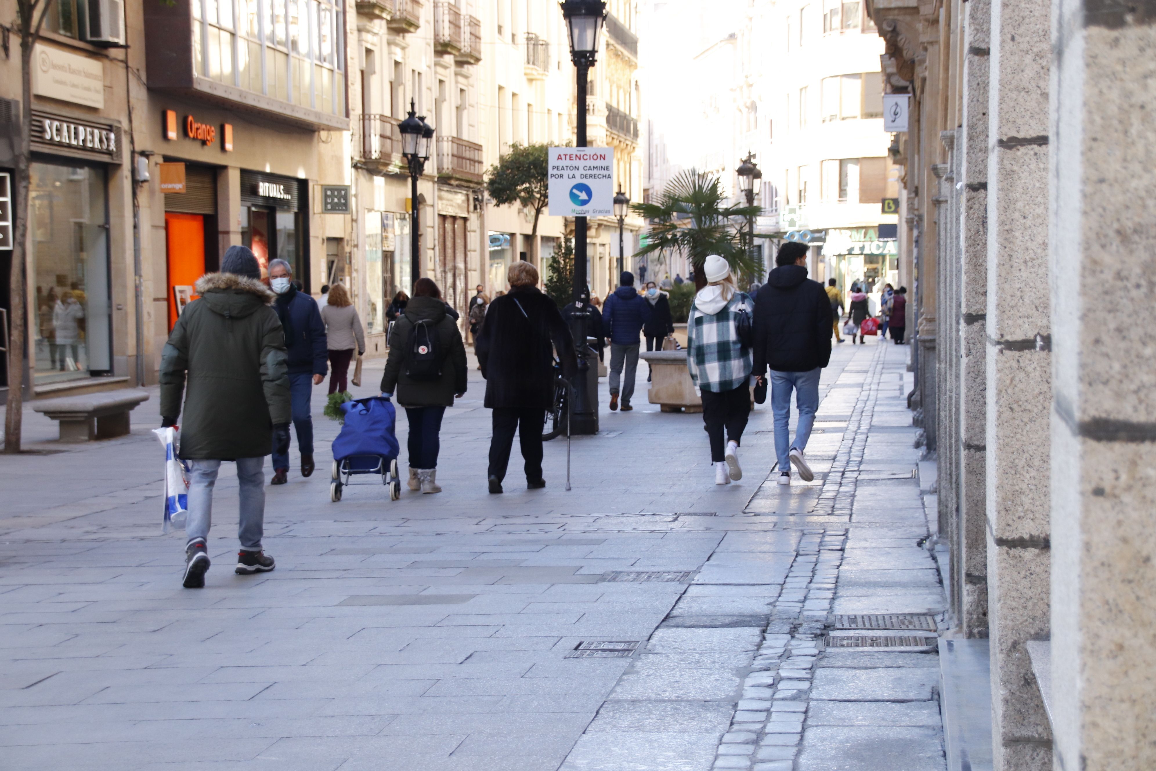 Gente paseando por Salamanca