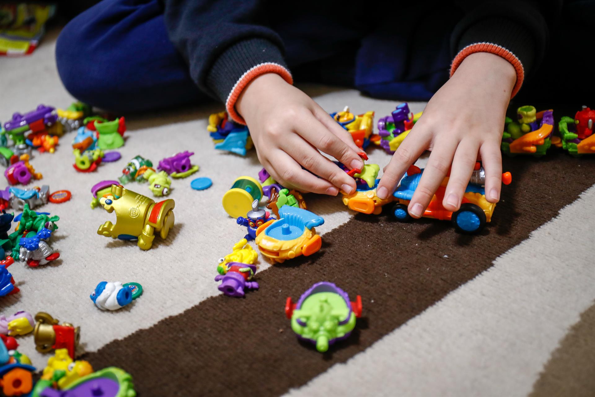 Un niño juega en su casa con unos muñecos. | FOTO: EP