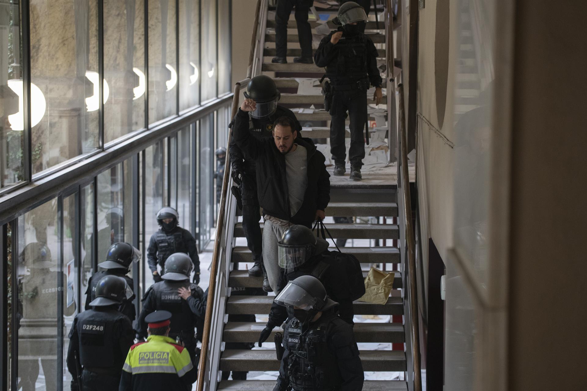 Los Mossos se llevan detenido a Pablo Hasel en la Universidad de Lleida, el pasado 16 de febrero. | FOTO: EP