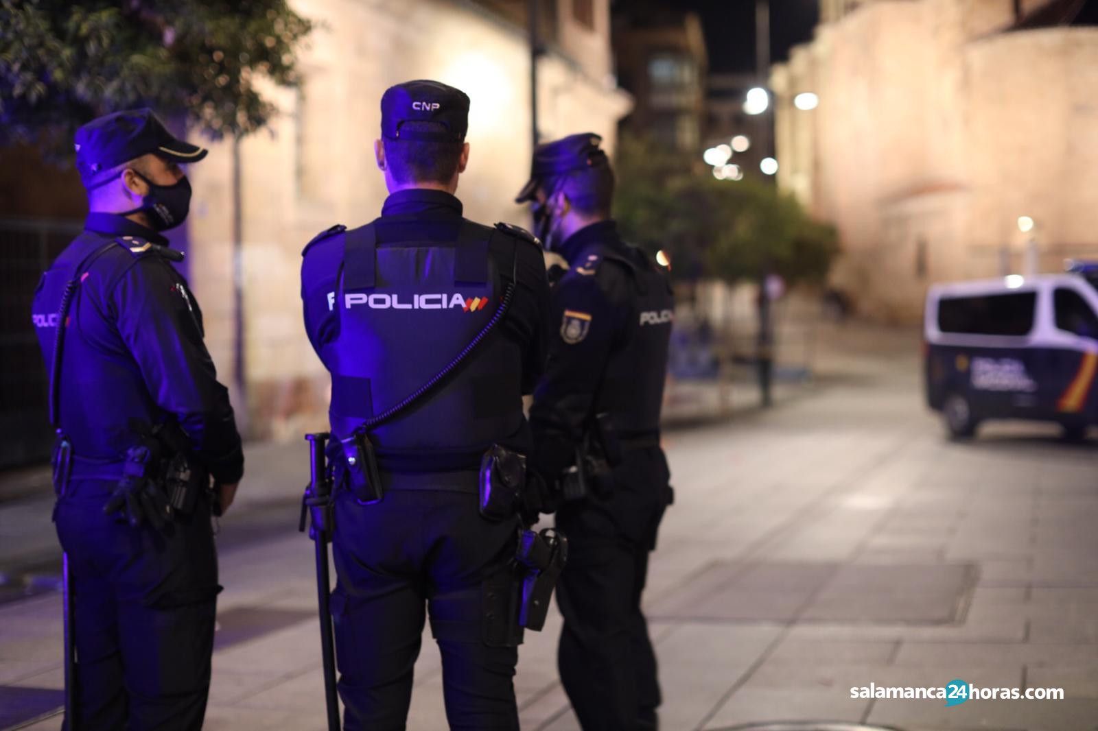 Agentes de la Policía Nacional vigilan el cumplimiento del toque de queda en Salamanca