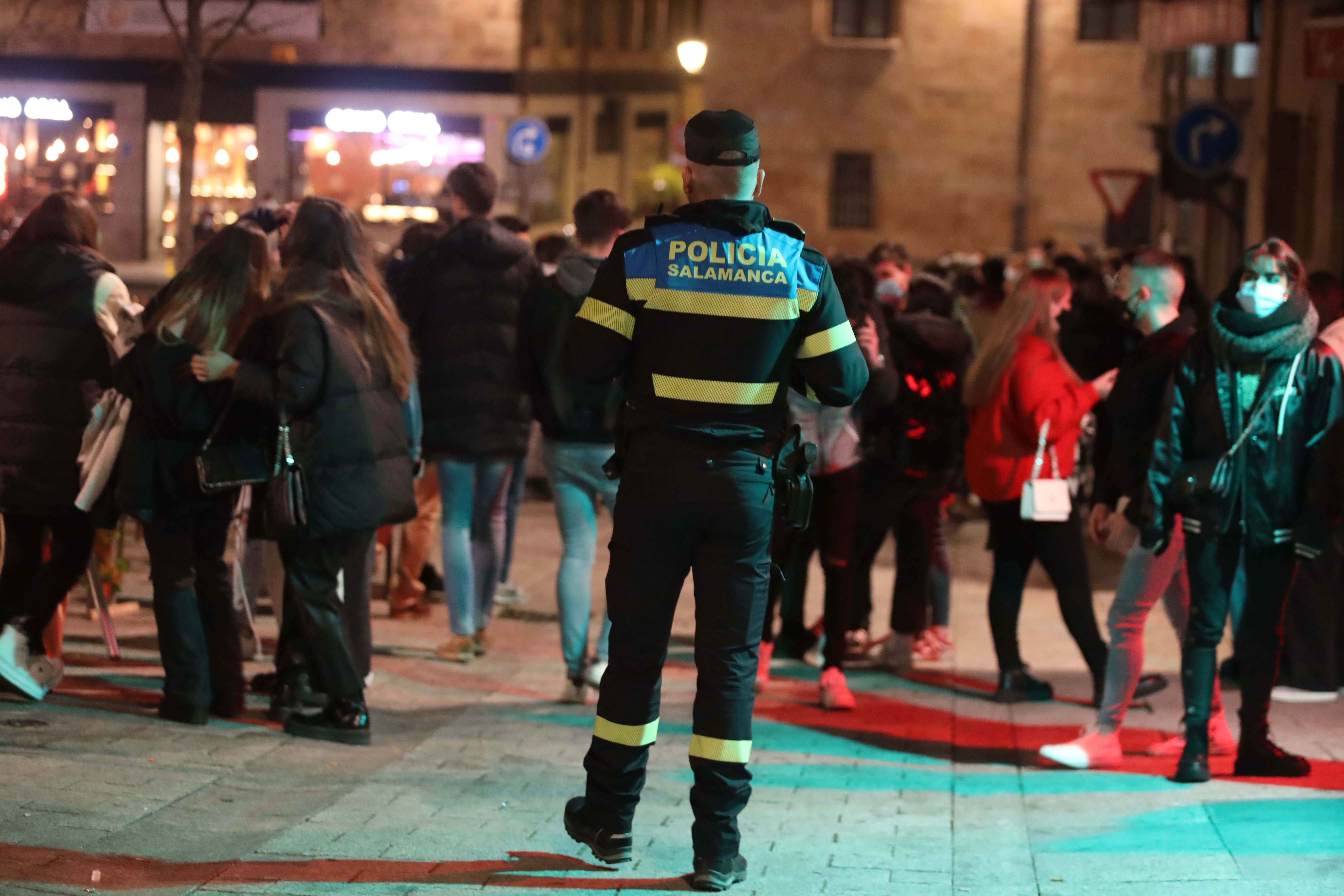 La Policía controla el cierre de bares en la plaza de la Reina