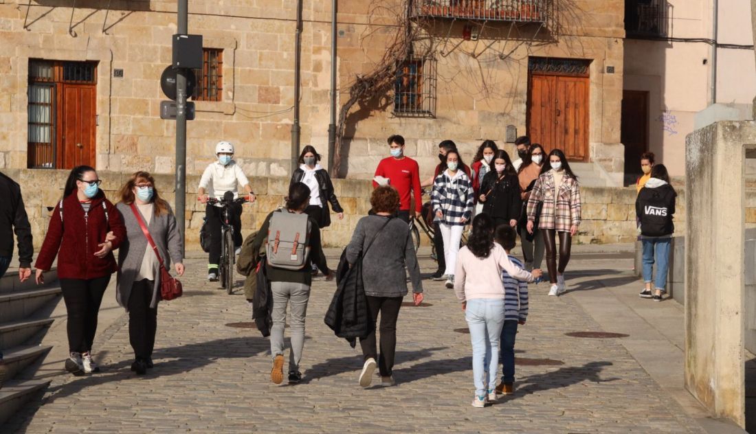 Vecinos de Salamanca pasean por el Puente Romano