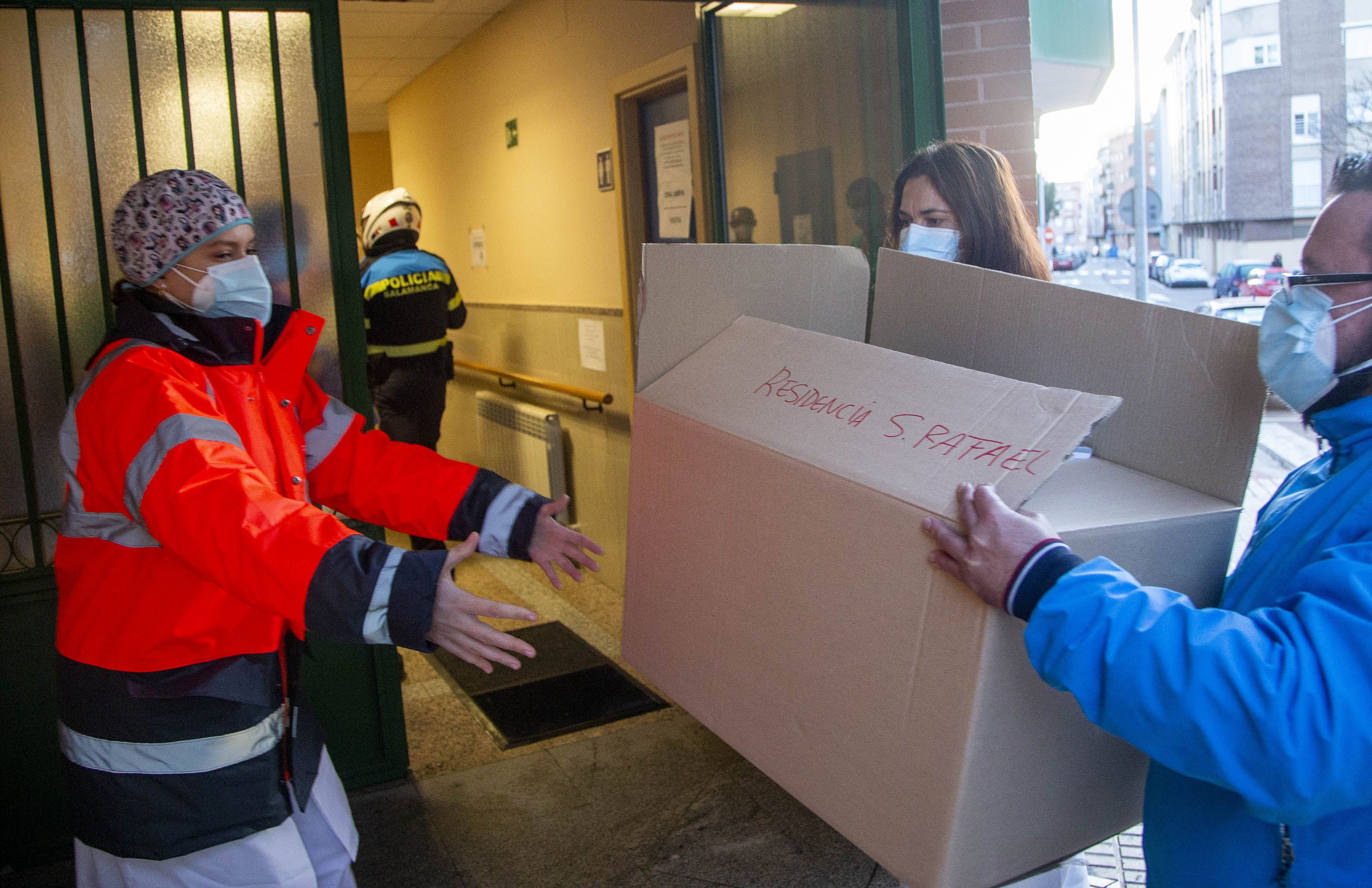 Llegada del equipo de vacunación a una residencia de Salamanca. | FOTO: ICAL