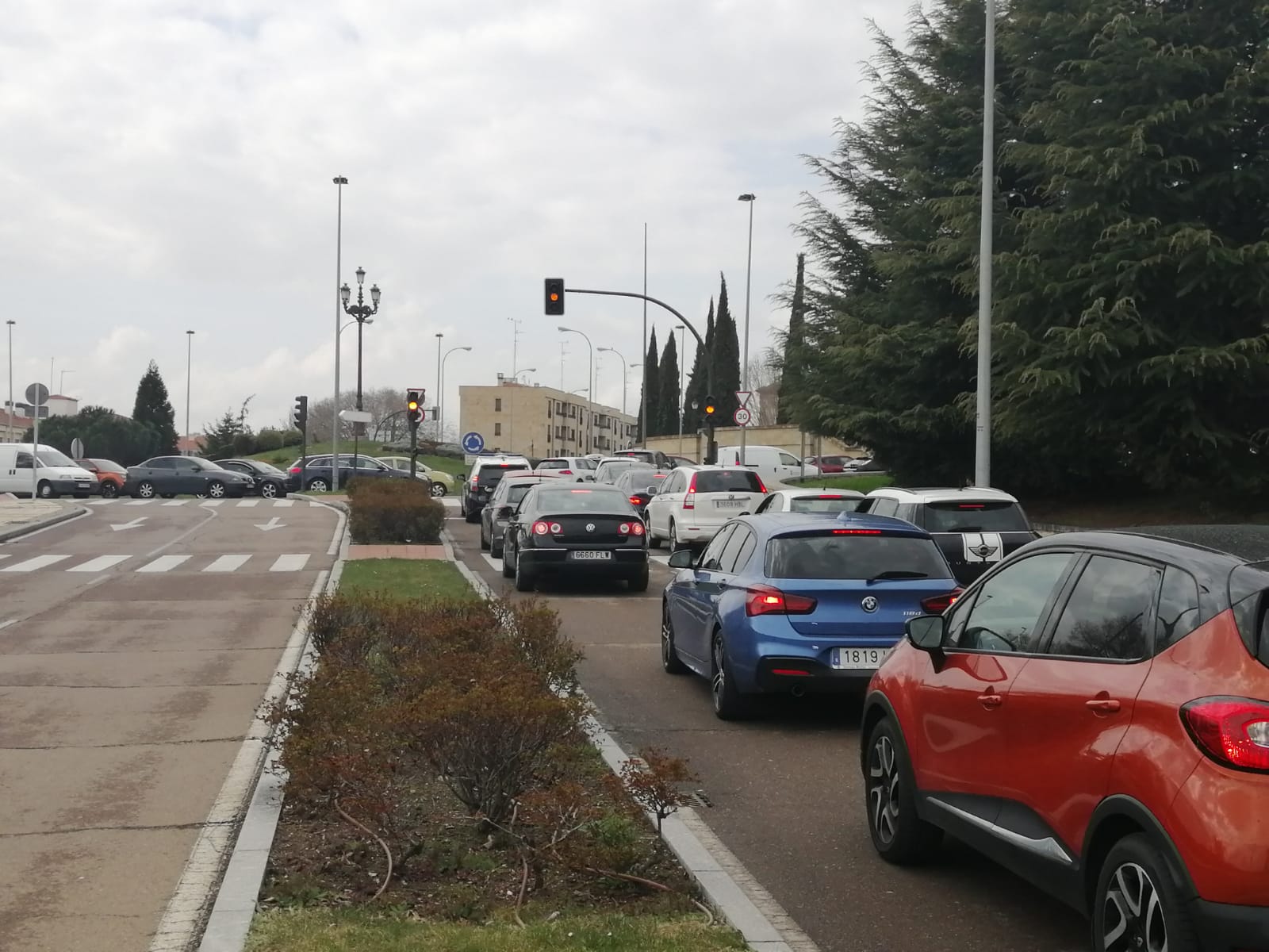 El colaspo de tráfico que se produce de lunes a viernes en hora punta en la calle Cordel de Merinas de la ciudad