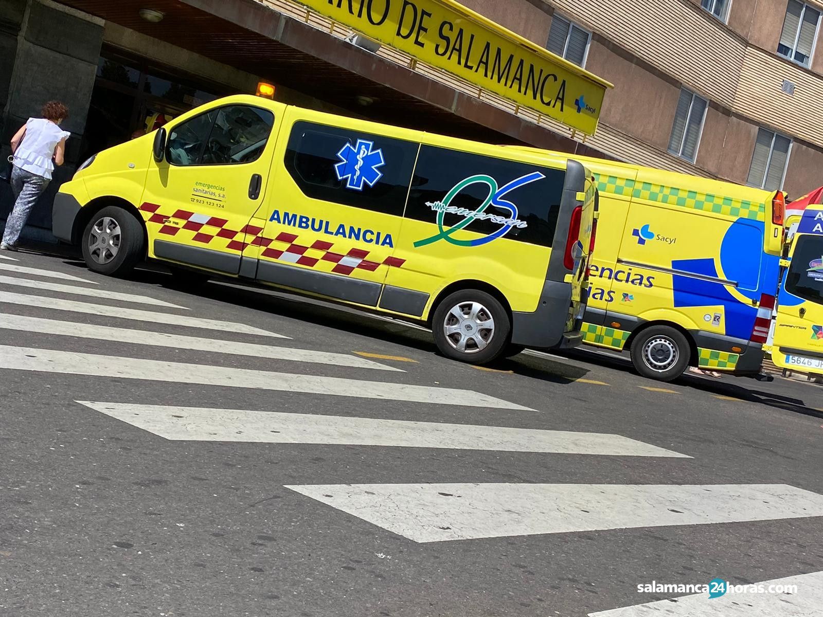 Ambulancias en la puerta del Hospital de Salamanca