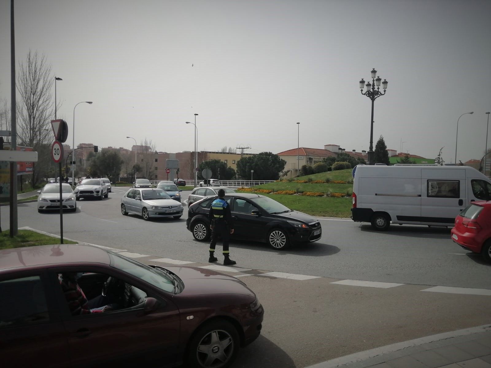 Uno de los agentes dirigiendo el tráfico en la incorporación de Cordel de Merinas a la glorieta de Brujas