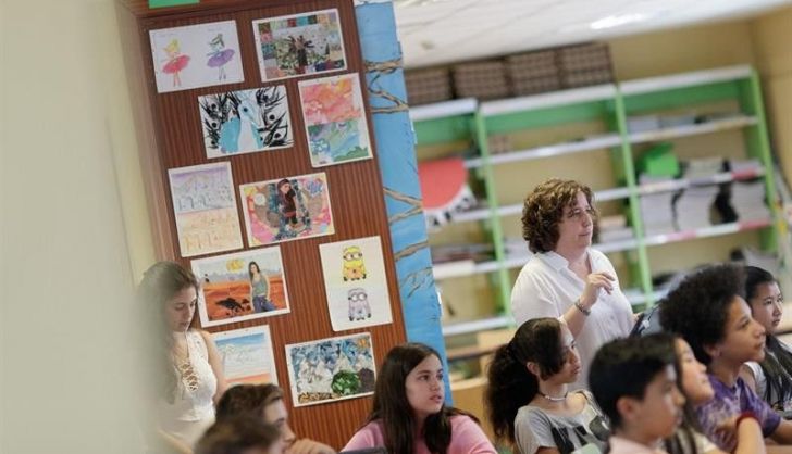  Una profesora durante una clase en un instituto madrileño. Foto de archivo