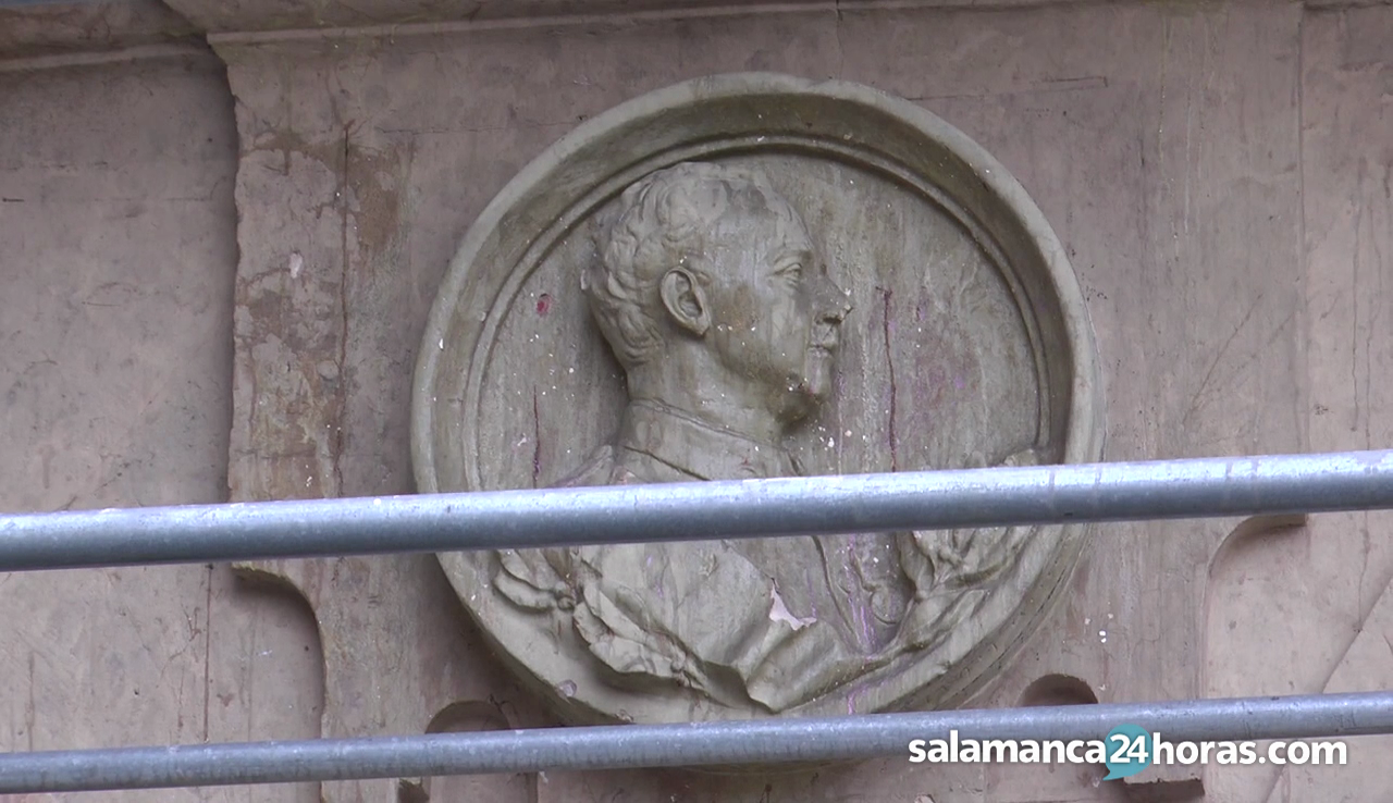  Retirada del medallón de Franco de la Plaza Mayor en 2017